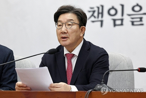 국민의힘 권성동 원내대표가 10일 오전 서울 국회에서 열린 원내대책회의에 참석해 발언하고 있다. [연합뉴스]